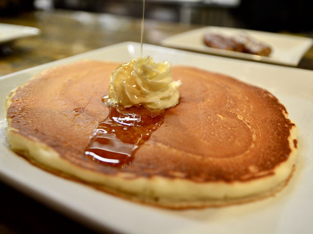 A Perfect Brunch at Liliha Bakery in Honolulu