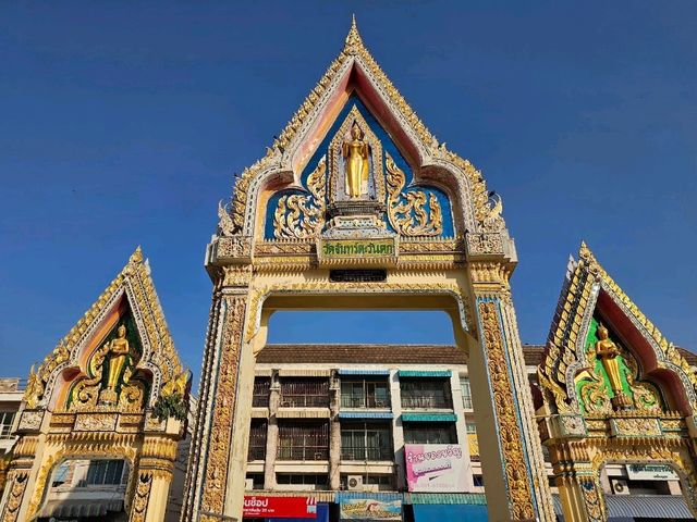วัดจันทร์ตะวันตก วัดเก่าแก่ริมแม่น้ำ