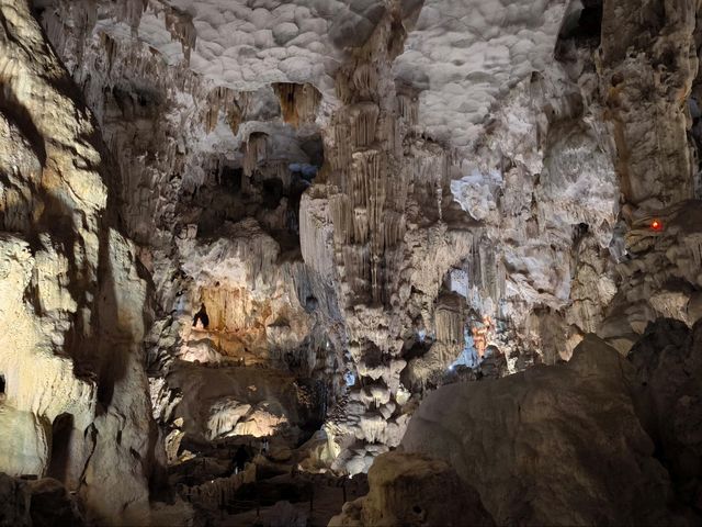 Ha Long Bay: Island Hopping & Cave Discoveries