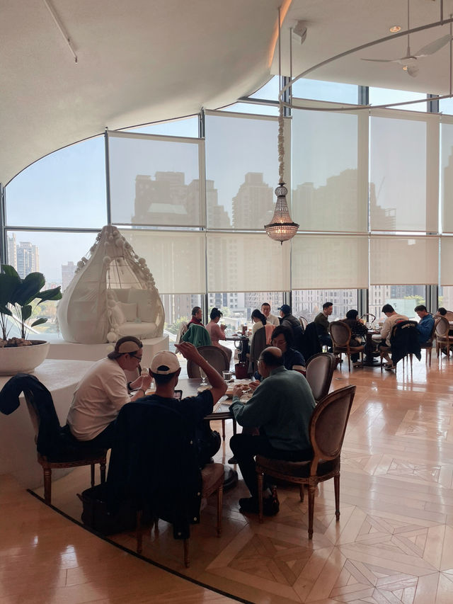 VVG Food Play & Bar: A Feast for the Eyes and Appetite 🍽️✨