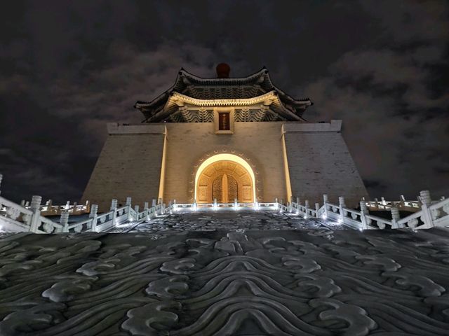 Chiang Kai-Shek Memorial Hall ในยามค่ำคืน