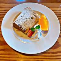 湖の近くにあるログハウスカフェ