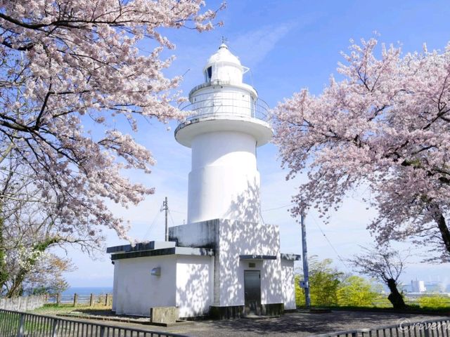 【富山県】富山湾を一望できる穴場の灯台「岩崎ノ鼻灯台」