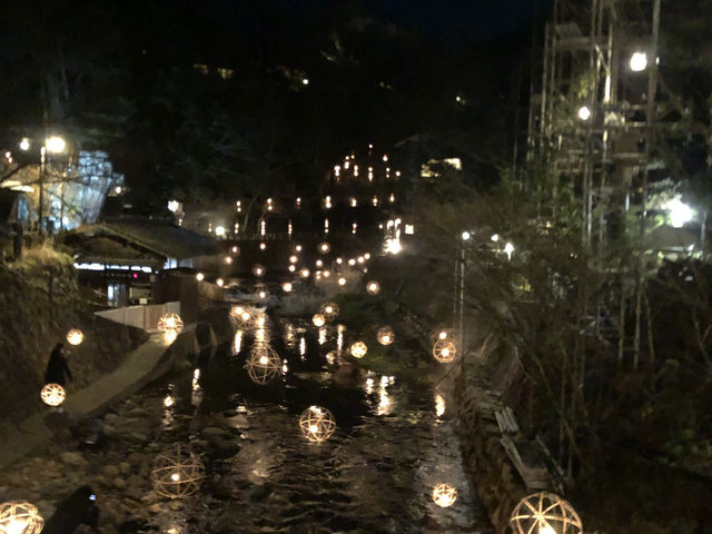 黒川温泉の夜を彩る幻想的な灯り