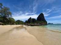 หาดไร่เลย์ กระบี่:หาดสวย ทะเลใส มีภูเขาใหญ่โอบล้อม