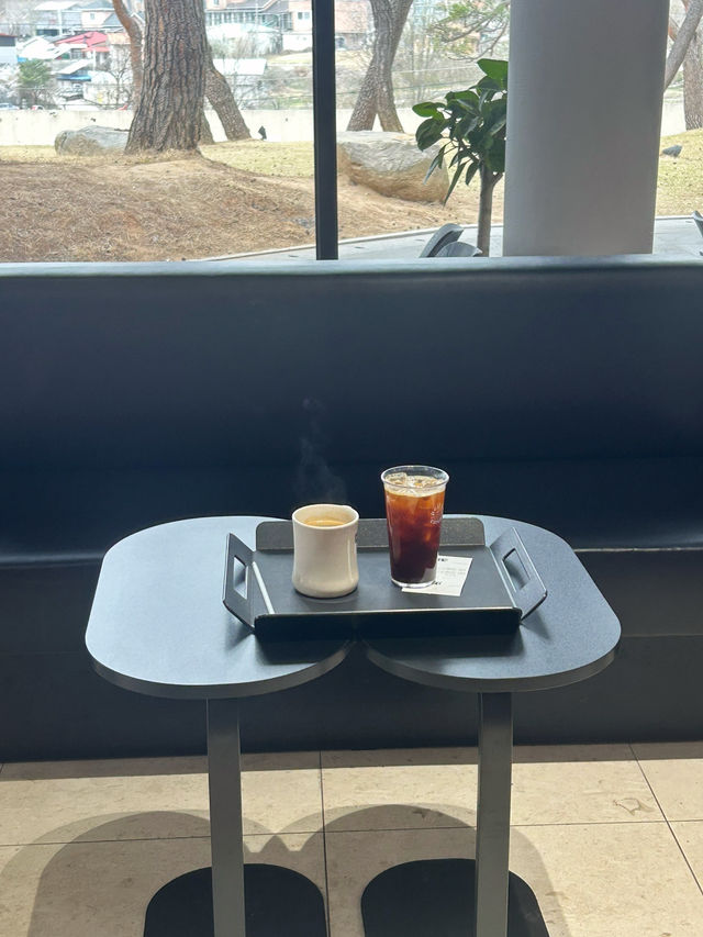 ☕️맛있는 베이커리와 시원한 통창! 드라이브하면서 들리기 좋은 청주 대형 카페 🤍