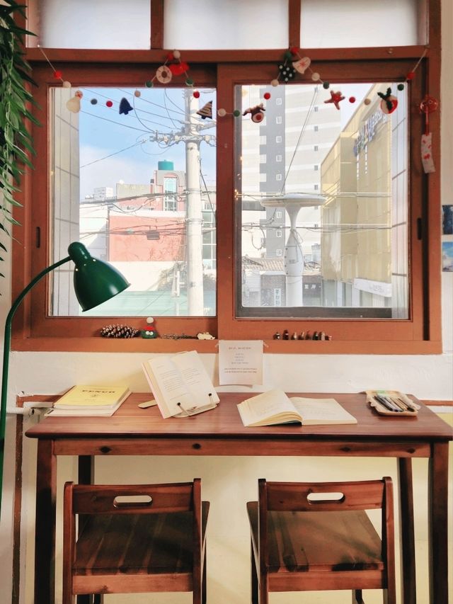 소장하고 싶은 책과 소품들로 가득한 독립서점, 책방공공📚