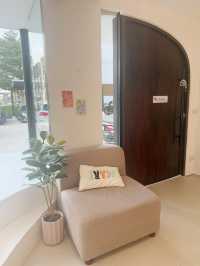 Assava Cafe & Learning Space สีขาวมินิมอล