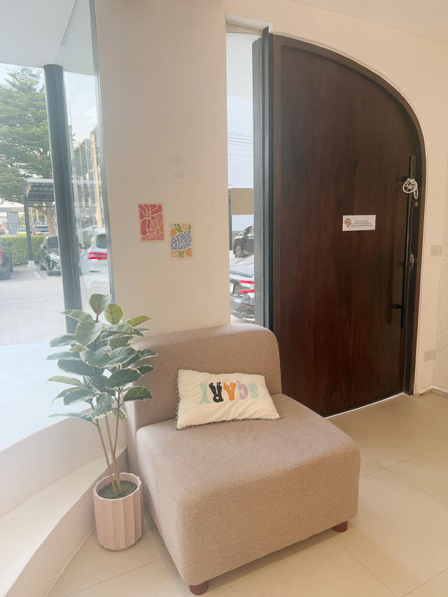 Assava Cafe & Learning Space สีขาวมินิมอล
