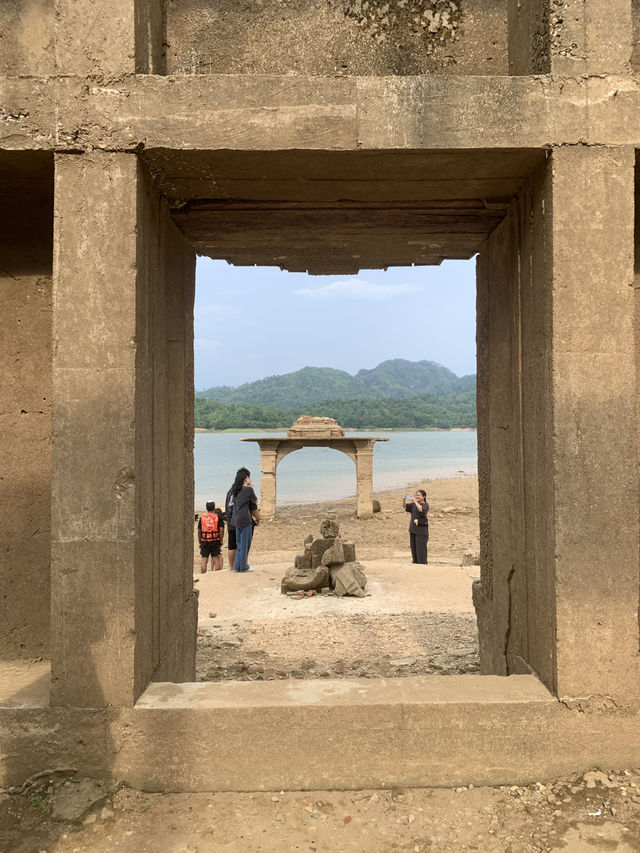 ล่องเรือชมวัดจมน้ำ สังขระบุรี
