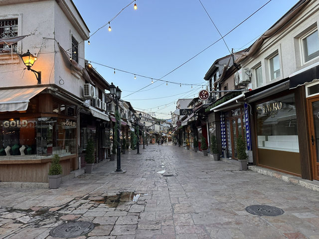 【Skopje｜銅像が立ち並ぶ“テーマパークのような首都”を歩く】  北マケドニアの首都で、日本ともゆかりのある街並み