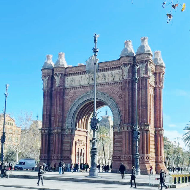 Barcelona’s Brick Beauty: Arc de Triomf 🇪🇸