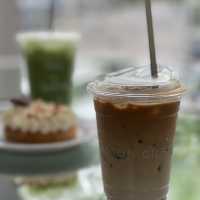 🌿 Aston Gilbert Café – คาเฟ่กระจกล่องหนกลางสวนยาง