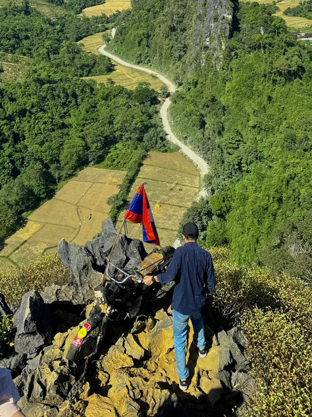 ผาหนามไซ จุดชมวิวสุดฮิต วังเวียง ⛰️🍃