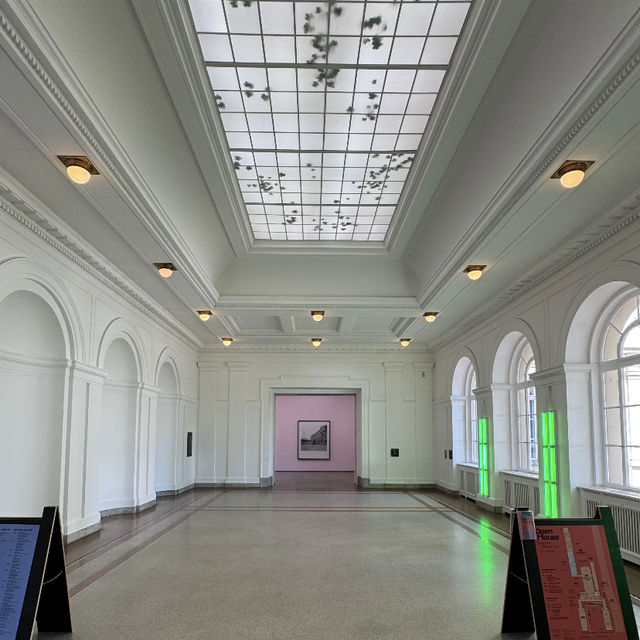 Berlin | Hurry up and get out of bed — Free exhibition visit! 🎨✨