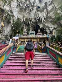 “Batu Caves: A Sacred Journey Just Outside Kuala Lumpur”🕌