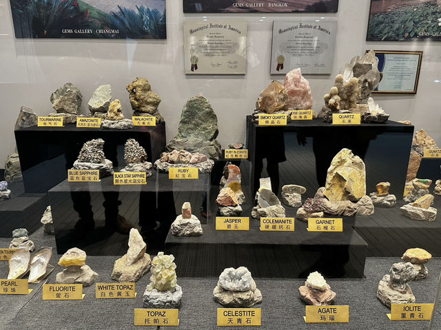 💎นั่งรถไฟเรียนรู้วิธีการขุดอัญมณีที่ Gems Gallery