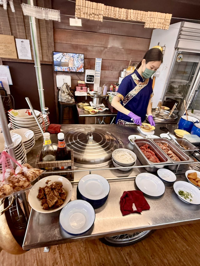 高雄大立百貨A館電影院旁邊（大城老船麵）美食小吃.值得推薦大家