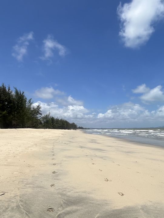 🖤🌊 Pantai Batu Hitam – Kuantan’s Underrated Black Rock Beach