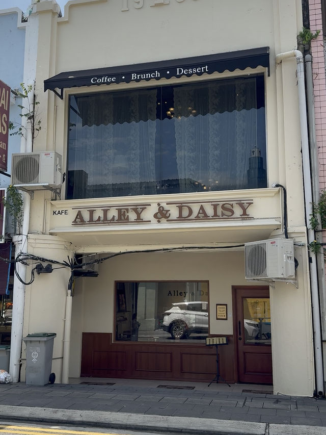 Three-Storey Vintage Charm Just Minutes from the Checkpoint