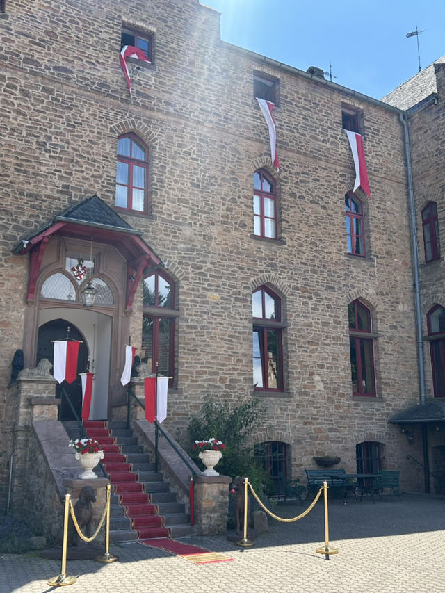 ย้อนเวลาสู่ปราสาทในเทพนิยายที่ Burg Satzvey 🏰💫
