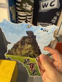 綠島大哥故事館，不只是眼睛的旅行，更是心情的散步。你在陽光與海浪之間，遇見一個又一個島嶼的幽默靈魂。如果說綠島是個神祕又自由的海島，那麼，大哥故事館，就是這座島上最會說故事的靈魂玩家。別忘了帶走一樣文