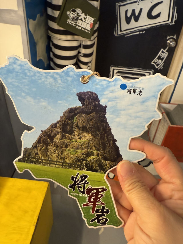綠島大哥故事館，不只是眼睛的旅行，更是心情的散步。你在陽光與海浪之間，遇見一個又一個島嶼的幽默靈魂。如果說綠島是個神祕又自由的海島，那麼，大哥故事館，就是這座島上最會說故事的靈魂玩家。別忘了帶走一樣文