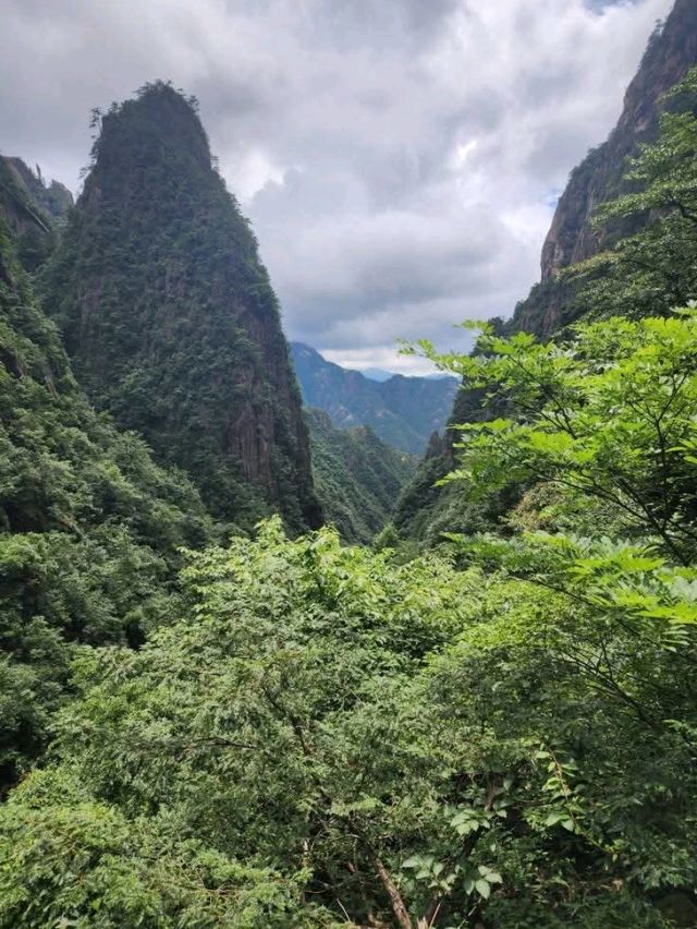 “The Whispering Stream of Huangshan”