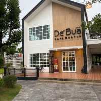 🌿☕ De’Bua Cafe – คาเฟ่สุดร่มรื่นใจกลางเมืองสตูล 🏞