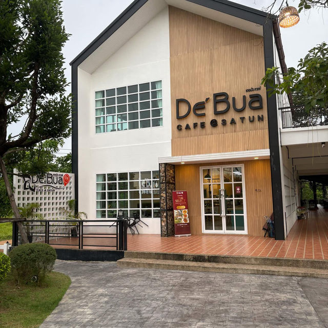 🌿☕ De’Bua Cafe – คาเฟ่สุดร่มรื่นใจกลางเมืองสตูล 🏞