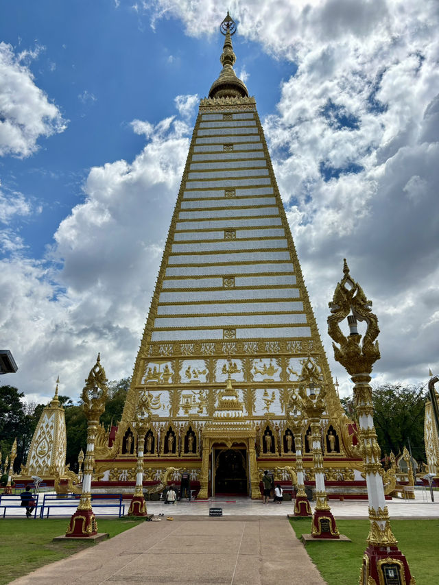 🛕 วัดพระธาตุหนองบัว – วัดดังใจกลางเมืองอุบล