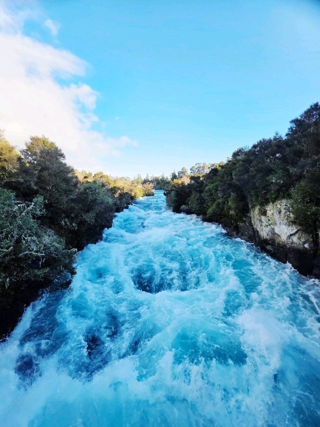 Huka Falls — New Zealand’s Turquoise Thunderbolt on the Waikato River 