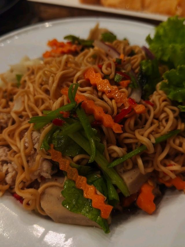 กินนม ขนมปัง ชมบรรยากาศแม่น้ำน่านยามค่ำคืน