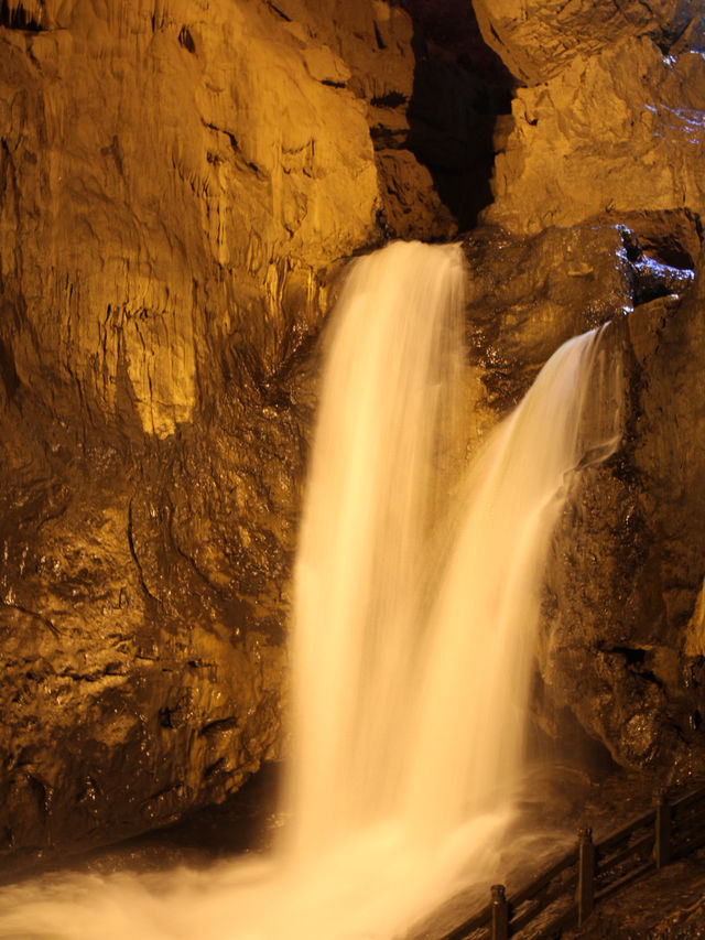 The Silent Watch of the 'Lion': How to Feel the Weight of Geological Time in an Underground Void?