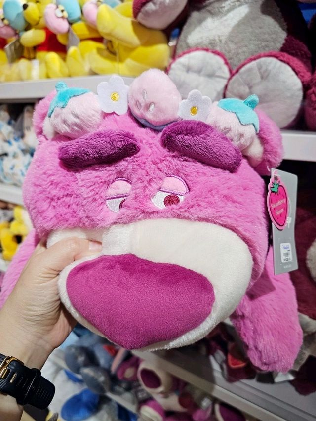 สนามบินฮ่องกงก็มี Disney store นะ
