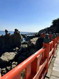 絶壁に位置する神社 本殿は洞窟の中に・・