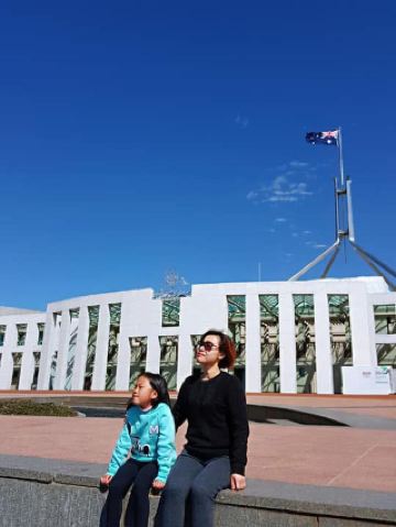 🌞 วงจรวัฒนธรรมและธรรมชาติแห่งแคนเบอร์รา: สิ่งมหัศจรรย์สมัยใหม่ ศิลปะ และใบไม้เปลี่ยนสี!

เริ่มต้นวันอันสมบูรณ์แบบในแคนเบอร์รา ผสานสถาปัตยกรรมอันโดดเด่น สมบัติของชาติ และภูมิทัศน์อันเขียวชอุ่มเข้าไว้ด้วยกันเป็นหนึ่งเดียว เริ่มต้นที่อาคารรัฐสภา สัญลักษณ์แห่งชีวิตทางการเมืองและการออกแบบที่ทันสมัยอันโดดเด่น ต่อด้วยเรื่องราวอันมีชีวิตชีวาที่หอศิลป์ภาพเหมือนแห่งชาติ และปิดท้ายด้วยการโอบล้อมด้วยพืชพรรณพื้นเมืองใต้ต้นฤดูใบไม้ร่วงสีทองอร่ามที่สวนพฤกษศาสตร์แห่งชาติออสเตรเลีย

🛤️ กำหนดการเดินทาง:
1️⃣ อาคารรัฐสภา (ถนนรัฐสภา, 9:00–17:00 น.): เริ่มต้นแต่เช้าเพื่อหลีกเลี่ยงฝูงชน เดินขึ้นไปบนหลังคาหญ้าเพื่อชมวิวพาโนรามาของเมืองอันกว้างไกล! ถ่ายภาพเสากระจกเงาและการตกแต่งภายในด้วยหินอ่อนแวววาวเพื่อเก็บภาพสวยๆ ลงอินสตาแกรม อย่าพลาดพื้นที่จัดแสดงนิทรรศการชั้นล่าง
2️⃣ หอศิลป์ภาพเหมือนแห่งชาติ (King Edward Terrace, 10:00–17:00 น.): เดินเล่นชมแกลเลอรีที่สว่างไสว แวะชมผลงานภาพบุคคลแบบโคลสอัพอันน่าทึ่ง มองหามุมหน้าต่างที่สว่างไสวเพื่อถ่ายเซลฟี่สุดสร้างสรรค์! เคล็ดลับส่วนตัว: ลองสำรวจนิทรรศการชั่วคราว ซึ่งบางนิทรรศการก็แปลกตาและน่าถ่ายรูป
3️⃣ สวนพฤกษศาสตร์แห่งชาติออสเตรเลีย (Clunies Ross St, 8:30–17:00 น.): เก็บภาพสวนไว้ชมช่วงบ่ายที่แสงเรืองรองส่องผ่านใบไม้ร่วง เดินเล่นตามเส้นทางเดินที่ตกแต่งในธีมต่างๆ โดยเฉพาะ Rainforest Gully ที่เงียบสงบเป็นพิเศษ! ถ่ายภาพเรือนยอดไม้สีสันฤดูใบไม้ร่วง ภาพโคลสอัพของพืชพันธุ์แปลกๆ และทิวทัศน์วัฒนธรรมกลางแจ้งแบบพาโนรามา

🌟 เคล็ดลับง่ายๆ:
มาถึงแต่เช้าเพื่อสัมผัสความเงียบสงบบนดาดฟ้าอาคารรัฐสภา
สภาพอากาศที่เหมาะสม: อากาศแจ่มใสและมีแดด เหมาะสำหรับการถ่ายภาพ
ทุกสถานที่สามารถเดินทางถึงได้ง่ายด้วยรถประจำทางหรือแท็กซี่ท้องถิ่น กรุณาสวมรองเท้าที่ใส่สบาย
ข้อควรระวัง: การตรวจสอบความปลอดภัยของอาคารรัฐสภาเข้มงวดมาก — จำกัดขนาดกระเป๋า น้ำดื่มเป็นสิ่งจำเป็นสำหรับสวนพฤกษศาสตร์
ฤดูใบไม้ร่วงเป็นช่วงที่ใบไม้เปลี่ยนสีสวยที่สุดในแคนเบอร์รา เตรียมเสื้อแจ็คเก็ตบางๆ ไปด้วย!

#แคนเบอร์รา #สถาปัตยกรรมสมัยใหม่ #เส้นทางวัฒนธรรม #ธรรมชาติออสเตรเลีย #วันแดดจ้า