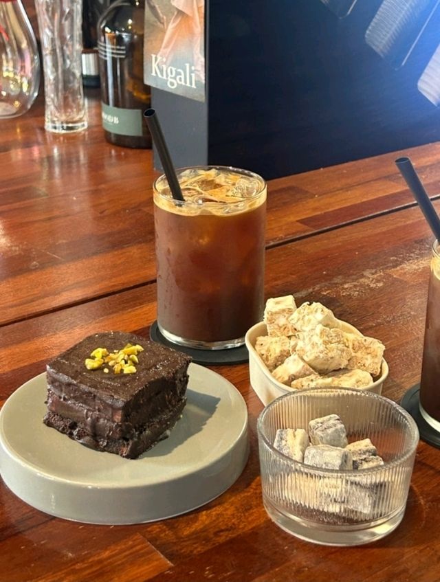 무드비☕ — 따뜻한 조명 아래에서 머무는 포근한 오후