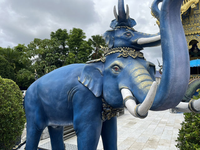 💙【清萊最夢幻藍色系】藍廟 Wat Rong Suea Ten —— 像走進一幅藍色的夢 💙【清萊最夢幻藍色系】藍廟 Wat Rong Suea Ten —— 像走進一幅藍色的夢