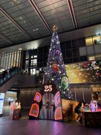 名古屋車站前金黃暴風！百貨步道銀杏滿天飛，像走進日劇