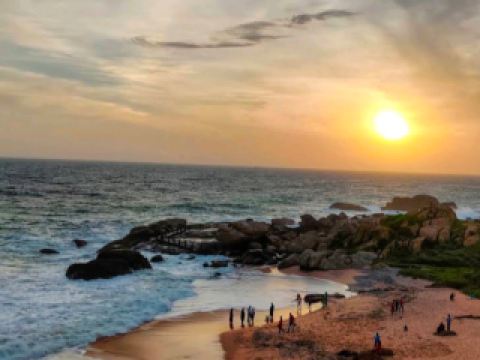 📍ที่ซึ่งประวัติศาสตร์บรรจบกับเส้นขอบฟ้า! 🌊🏰 ค้นพบหาดมุตตัมอันงดงาม จังหวัดกันยากุมารี