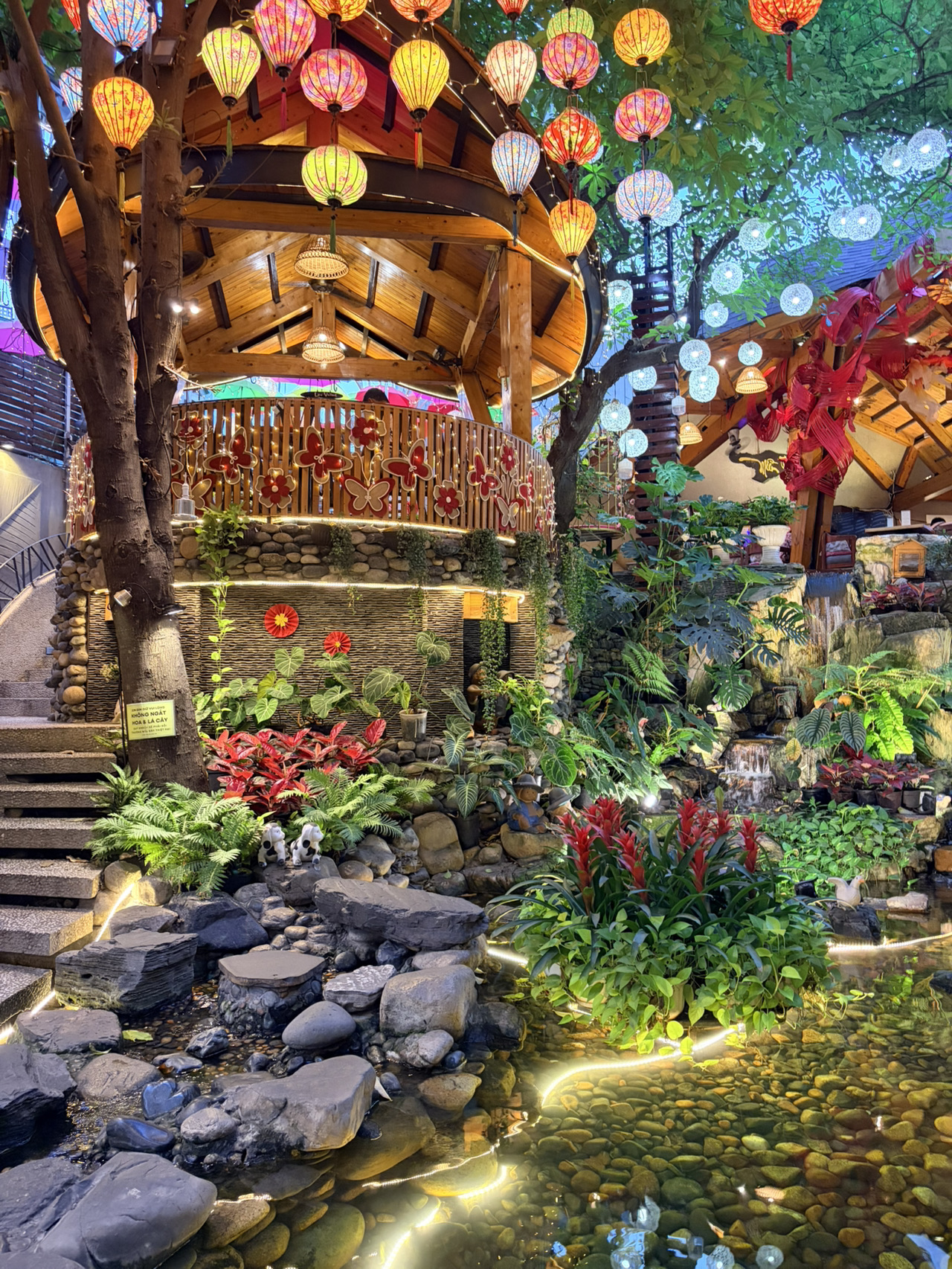 🏛️Stumbled upon an ancient civilization site? This 'forest-themed cafe' is so beautiful it takes your breath away ☕️