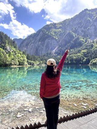 Jiuzhaigou is beautiful! The blue of Jiuzhaigou is absolutely stunning 🌸 Huanglong's Five-Colored Pool is truly beautiful ☘️
#On May 18th, I flew to Chengdu, then transferred to the high-speed train to Huanglong Station. I stayed one night.
The next day, I hired a car to visit Huanglong's Five-Colored Pool and Jiuzhaigou.
