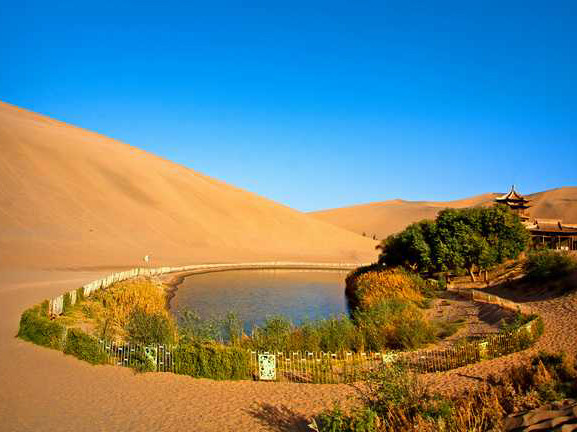 砂と水が共生するシルクロード〜鳴沙山月牙泉。 | Trip.com 敦煌