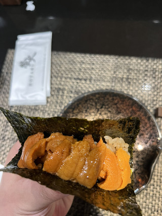 It's not easy to find sushi Omakase in Tsim Sha Tsui. I was not disappointed at all when I went to "Firefly" this time! The ingredients are all airlifted from Japan to ensure freshness - and every dish is made with care, perfect for those who want to eat sashimi, sushi, Japanese appetizers and sake at once.
Firefly
Address: Shop 1, LG Floor, Hilton Building, 96 California Avenue, East Tsim Sha Tsui
Opening hours: 12:00-15:00, 18:00-22:00
Price: Omakase packages start at $980 or around $1000 per person
Restaurant environment: quiet and upscale, food appearance rhythmic orderly, sushi bar to see the master on the spot, relaxed atmosphere, suitable for small groups or two people date.
Cuisine highlights:
· Japanese air shipped sashimi: Each piece is super fresh, especially the seaweed, which is rich and smooth
· Tempura fluorescent squid: The fried batter is thin and crispy, the squid is tender and fragrant
· Appetizer combination of Japanese seafood steamed egg and bean curd soup is delicate, warm and full of Japanese flavor
· The main character sushi: the master made on the spot, the sashimi has no fishy taste at all, the rice grains have a hint of vinegar
· Seaweed roll finish: creamy and fresh, perfect summary
· Sake all you can drink: can be paired with different sushi at any time for a pleasant drink
· Black sesame ice cream: rich and smooth, bringing the whole meal to an end
Signature dishes:
Sakura shrimp fried rice, goose liver toast, lobster, sake cooked mussels, thick grilled A5 wagyu beef, signature dishes in addition to sushi, hot food is very surprising, goose liver toast smooth and not greasy, A5 wagyu is a must!
Itinerary Tips:
It is recommended to make an appointment in advance. Omakase in Tsim Sha Tsui is easily full during dinner hours. If you want to drink all-you-can-drink sake, remember to inform the waiter, a specialist will introduce you to match. Perfect for celebrating, taking pictures with friends, be sure to keep your stomach, because the portion is plentiful!
#HongKongFood #Tsim Sha TsuiSushi #Omakase #JapaneseCooking #JapaneseAirSashimi