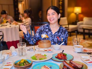 🥢 The New Dim Sum Selection
ติ่มซำเมนูใหม่ ณ Shang Palace Chinese Restaurant 

ถ้าพูดถึงมื้ออาหารจีนในบรรยากาศหรูริมแม่น้ำเจ้าพระยา ห้องอาหารจีน แชงพาเลซ (Shang Palace) Shangri-La Bangkok  ยังคงเป็นหนึ่งในห้องอาหารที่มีเสน่ห์และเอกลักษณ์เฉพาะตัว

ครั้งนี้ผมได้มาร่วมสัมผัส The New Dim Sum Selection เมนูติ่มซำชุดใหม่ที่รังสรรค์โดย เชฟจินเซียง เหอ (Jingxiang He) 👨🍳
เชฟเหอมีประสบการณ์ด้าน Chinese Pastry และติ่มซำสไตล์ฮ่องกงมากกว่า 20 ปี ผ่านการทำงานในประเทศจีน สิงคโปร์ และปูซาน ประเทศเกาหลีใต้ รวมถึงโรงแรมระดับ 5 ดาวหลายแห่ง
สิ่งที่น่าสนใจคือแนวคิดของเชฟเหอที่มองว่า…
“ติ่มซำที่ดีเริ่มต้นจากความสมดุล”
ตั้งแต่วัตถุดิบสดใหม่ แป้ง ไส้ เนื้อสัมผัส ไปจนถึงการควบคุมเวลาในการนึ่งและอบอย่างแม่นยำ โดยไม่ปรุงรสจัดจนเกินไป เพื่อให้รสชาติของวัตถุดิบโดดเด่นออกมาอย่างเป็นธรรมชาติ 🥢

🥟 DIM SUM HIGHLIGHTS
⭐ ติ่มซำนึ่ง
ขนมจีบกุ้งเห็ดทรัฟเฟิลดำ หน่อไม้ฝรั่ง และเห็ดรวม
Shrimp Dumplings with Black Truffle, Bamboo Pith & Mixed Mushrooms
กุ้งเนื้อเด้ง ผสานกลิ่นหอมของเห็ดทรัฟเฟิลดำและเห็ดหลากชนิด ให้รสชาติกลมกล่อมและมีมิติ
ขนมจีบกุ้งและไก่นึ่ง
Steamed Prawn & Chicken Siu Mai
อีกหนึ่งเมนูคลาสสิกที่ทานง่าย เนื้อสัมผัสนุ่มและเด้งกำลังดี
เสี่ยวหลงเปาไส้หมู น้ำซุปต้นหอมย่าง
Pork Xiao Long Bao with Burnt Scallion Hot Soup
แป้งบาง ไส้หมูชุ่มฉ่ำ พร้อมน้ำซุปร้อน ๆ ด้านใน ต้องค่อย ๆ กัดและลิ้มรสอย่างใจเย็น ❤️
ซาลาเปาหมูแดงนึ่ง
Steamed Barbecued Pork Bun
ซาลาเปาเนื้อนุ่ม ไส้หมูแดงรสหวานเค็มอย่างลงตัว
ซี่โครงหมูนึ่งเต้าซี่
Pork Ribs with Black Bean Sauce
หมูนุ่ม รสเข้มข้นจากเต้าซี่ เหมาะสำหรับคนที่ชอบติ่มซำรสจัดขึ้นอีกนิด
ตีนไก่นึ่งซอส XO
Chicken Feet in XO Sauce
อีกหนึ่งเมนูคลาสสิกของติ่มซำ เนื้อนุ่มและหอมกลิ่นซอส XO
🥟 BAKED & FRIED
สำหรับคนที่ชอบติ่มซำแบบทอดและอบก็มีให้เลือกไม่น้อย
เผือกทอดไส้กุ้งแห้ง ไก่ และเห็ด
Deep-Fried Taro Puff with Dried Shrimp, Chicken & Mushroom Filling
ด้านนอกกรอบเบา ๆ ด้านในเป็นไส้ที่ให้ทั้งความหอมของกุ้งแห้ง ไก่ และเห็ด
ปอเปี๊ยะกุ้งและงาทอด
Shrimps & Sesame Spring Rolls
แป้งกรอบ ไส้กุ้ง พร้อมกลิ่นหอมของงา
ขนมอบหมูแดงเคลือบน้ำผึ้ง
Baked Honey Glazed Pork Pastries
แป้งอบหอม ๆ กับไส้หมูแดงและกลิ่นหวานหอมของน้ำผึ้ง
ขนมพัฟหมูแดงซอส XO
Pork Pastry with XO Sauce
อีกหนึ่งเมนูที่สะท้อนเทคนิคด้าน Chinese Pastry ของเชฟเหอได้อย่างชัดเจน

นอกจากติ่มซำแล้ว Shang Palace ยังมีเมนูอาหารจีนอีกหลากหลาย ทั้ง
🥢 สลัดแตงกวาและเห็ดดำราดน้ำสลัดงาและน้ำส้มสายชูดำ
🥢 ไก่แช่เหล้าจีนฮัวเตียว
🥢 หมูแดงฮ่องกงน้ำผึ้ง
🥢 หมูสามชั้นกรอบมัสตาร์ดโคลแมน
🥢 ซี่โครงหมูอบน้ำผึ้งพริกไทยดำ
🥢 เป็ดย่างราดซอสบ๊วย
🥢 ซุปเสฉวนสไตล์เซี่ยงไฮ้
🥢 โจ๊กหมูและผักดอง
🥢 ก๋วยเตี๋ยวหลอดข้าวแดงไส้กุ้งทอดกรอบ
ทำให้มื้อกลางวันที่นี่ไม่ได้จำกัดอยู่แค่ติ่มซำ แต่สามารถจัดเต็มเป็นมื้ออาหารจีนแบบครบคอร์สได้เลยครับ

🥢 DIM SUM ALL YOU CAN EAT
Monday – Friday
💰 1,088 บาทถ้วน / ท่าน
เลือกอิ่มได้ 47 รายการ
พร้อมชาจีนและน้ำเก๊กฮวยแบบเติมได้ไม่จำกัด
Saturday – Sunday
💰 1,588 บาทถ้วน / ท่าน
เลือกอิ่มได้ 53 รายการ
พร้อมชาจีน น้ำเก๊กฮวย และน้ำอัดลมแบบเติมได้ไม่จำกัด
À LA CARTE
มีบริการทุกวัน ทั้งมื้อกลางวันและมื้อค่ำ
💰 เริ่มต้น 100 บาท++ / จาน
มีให้เลือก 41 รายการ
🕦 Lunch: 11:30–15:00 น.
🌙 Dinner: 18:00–21:00 น.

สำหรับผม สิ่งที่น่าสนใจของ The New Dim Sum Selection ไม่ได้อยู่เพียงจำนวนเมนูที่มีให้เลือก แต่คือรายละเอียดเล็ก ๆ ในแต่ละชิ้น ตั้งแต่แป้ง การขึ้นรูป ไส้ ไปจนถึงการควบคุมเวลาในการนึ่งและอบ
เมื่อทุกอย่างถูกทำอย่างพิถีพิถัน
ติ่มซำหนึ่งคำจึงไม่ได้เป็นเพียง “อาหาร” แต่เป็นการสะท้อน ฝีมือ ประสบการณ์ และความตั้งใจของเชฟ 🥢✨