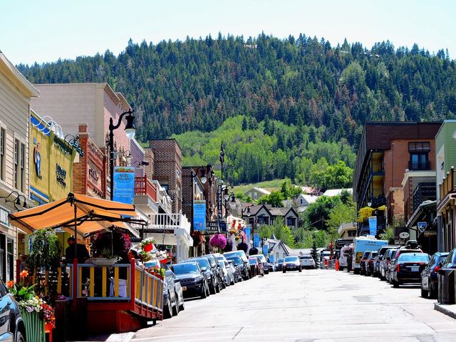 來Park City⛷️歷史大街感受🌞夏日歡樂市集氣氛啦！