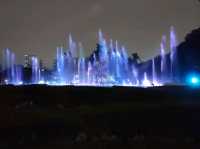  Beautiful park woven with water and light 