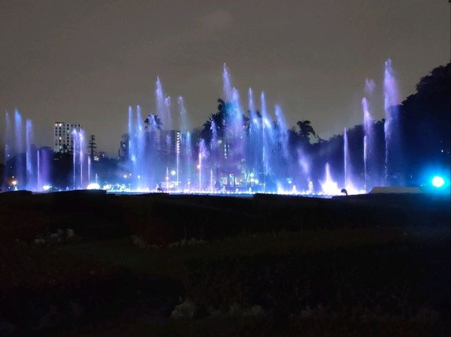  Beautiful park woven with water and light 