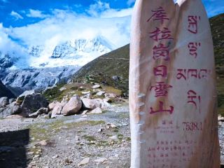Hidden snow-capped mountains and lakes are recommended for check-in 🏞️